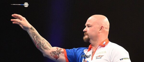 Karel Sedláček na turnaji PDC World Cup of Darts. Na letošním MS týmů v šipkách Česko spolu s Kájou reprezentuje Adam Gawlas.