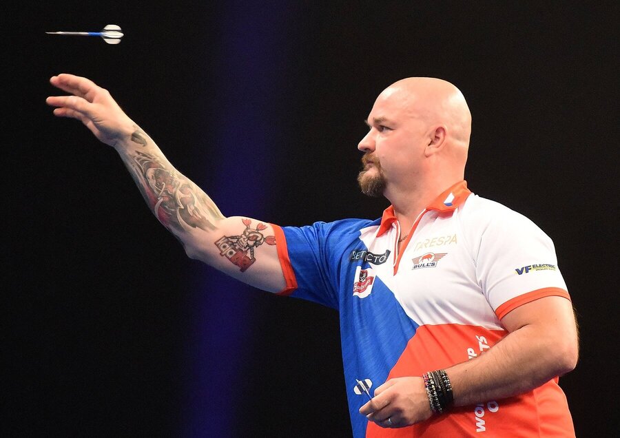 Karel Sedláček na turnaji PDC World Cup of Darts. Na letošním MS týmů v&nbsp;šipkách Česko spolu s&nbsp;Kájou reprezentuje Adam Gawlas.