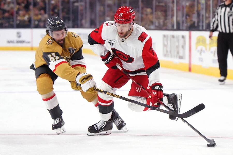 NHL finále 2026 - zleva na snímku útočník Vegas Mark Stone a&nbsp;Taylor Hall, forvard ve službách Caroliny