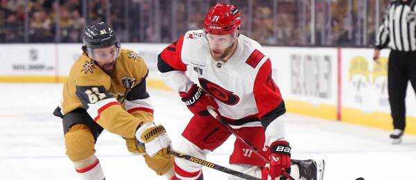 NHL finále 2026 - zleva na snímku útočník Vegas Mark Stone a Taylor Hall, forvard ve službách Caroliny