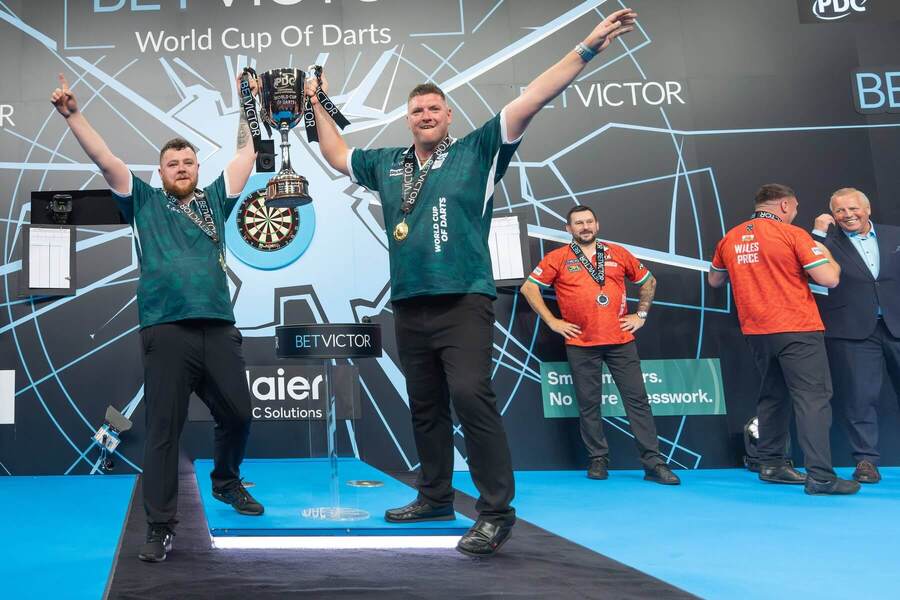 Josh Rock a&nbsp;Daryl Gurney po vítězství na World Cup of Darts 2025. Letošní ročník MS v&nbsp;šipkách týmů můžete sledovat živě online i&nbsp;v&nbsp;TV.