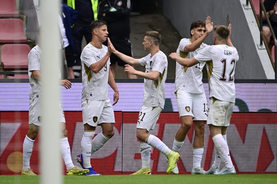 Čeští fotbalisté slaví gól proti Kosovu