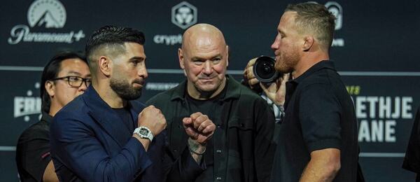 Ilia Topuria a Justin Gaethje během staredownu na tiskové konferenci