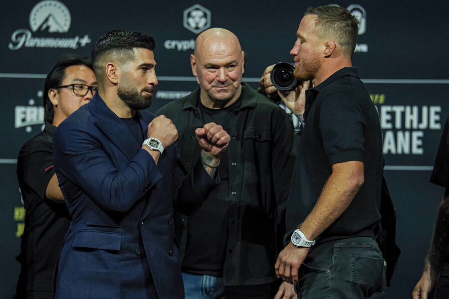 Ilia Topuria a&nbsp;Justin Gaethje během staredownu na tiskové konferenci