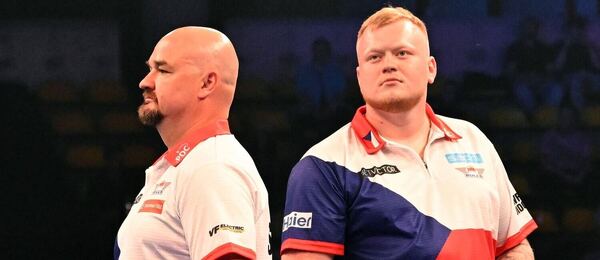 Čeští šipkaři Karel Sedláček a Adam Gawlas na PDC World Cup of Darts 2026, kde dnes v osmifinále vyzvou domácí Německo.