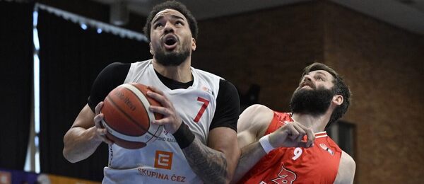 Marcus Santos-Silva v souboji s Kamilem Švrdlíkem