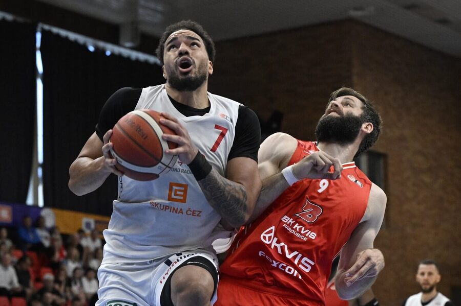 Marcus Santos-Silva v&nbsp;souboji s&nbsp;Kamilem Švrdlíkem