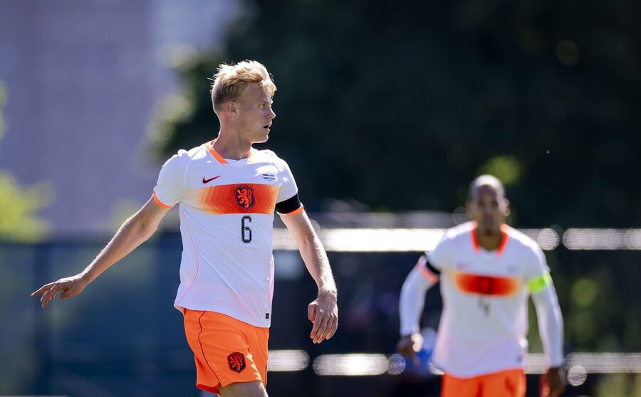 Nizozemský obránce Jean Paul van Hecke v&nbsp;přáteláku proti Uzbekistánu