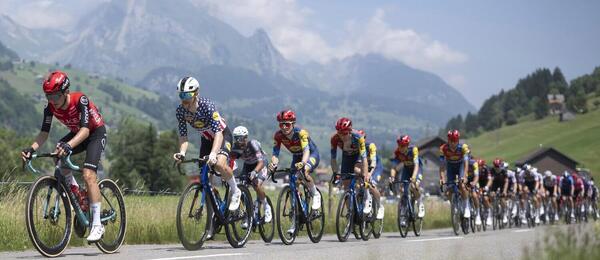 Peloton během cyklistického etapového závodu Tour de Suisse (Kolem Švýcarska)