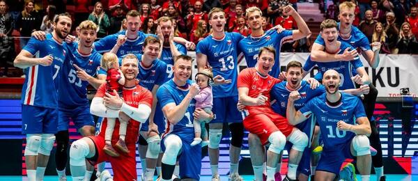 Čeští volejbalisté si užívají pohodové chvíle po vítězství, fotka ze zápasu Evropské ligy proti Bosně a Hercegovině