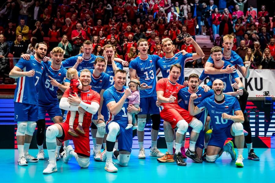 Čeští volejbalisté si užívají pohodové chvíle po vítězství, fotka ze zápasu Evropské ligy proti Bosně a&nbsp;Hercegovině