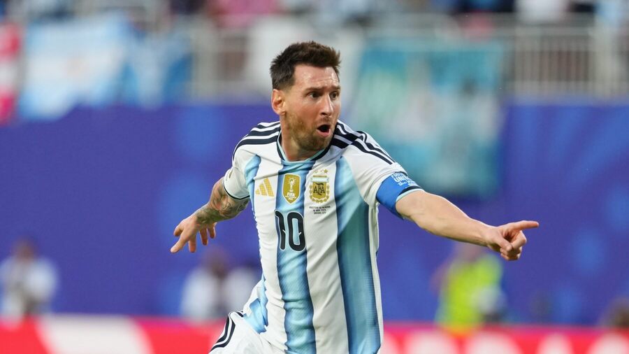 Argentinský útočník Lionel Messi slaví gól do sítě Alžírska