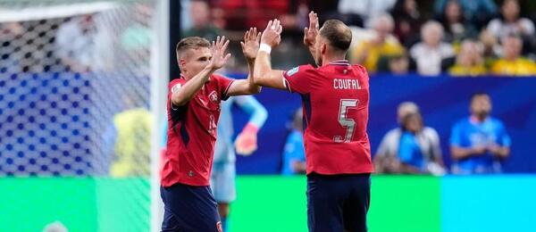 Michal Sadílek s Vladimírem Coufalem se radují z branky do sítě JARu