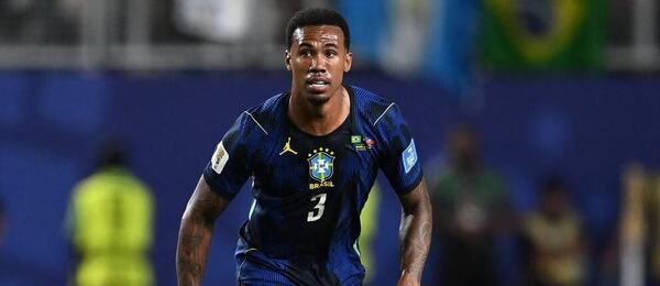 Brazilský obránce Gabriel v duelu proti Haiti
