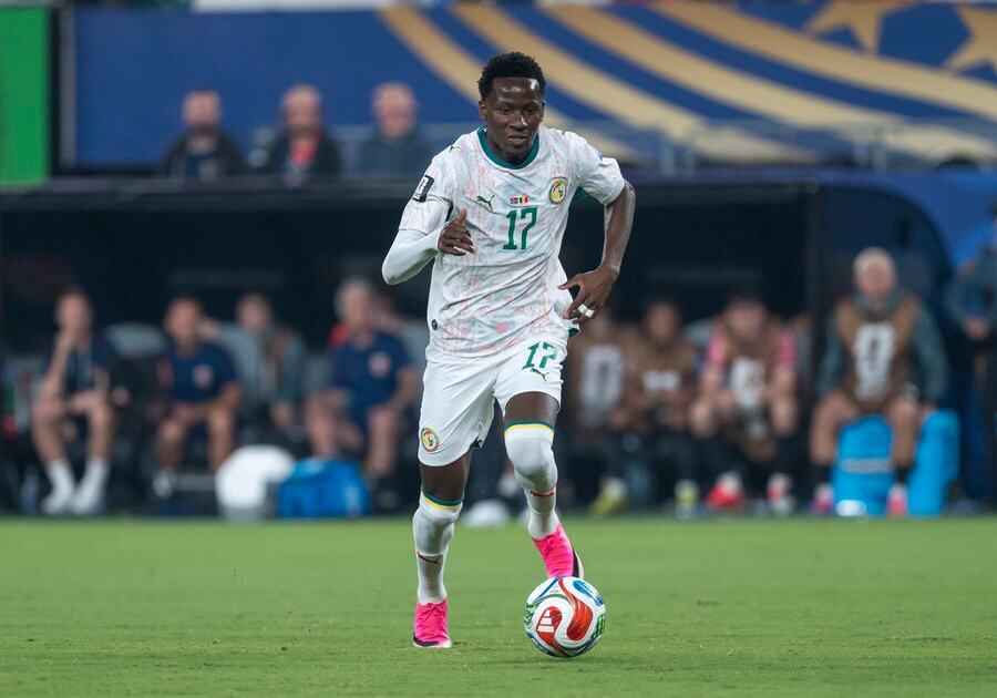 Senegalský záložník Pape Matar Sarr v&nbsp;akci proti Norsku