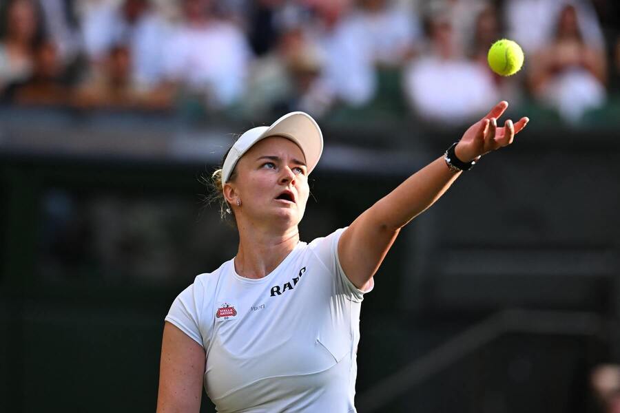 Barbora Krejčíková v&nbsp;zápase s&nbsp;Mirrou Andreevou na Wimbledonu 2026