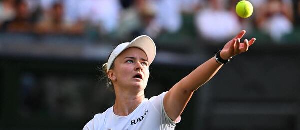 Barbora Krejčíková v zápase s Mirrou Andreevou na Wimbledonu 2026