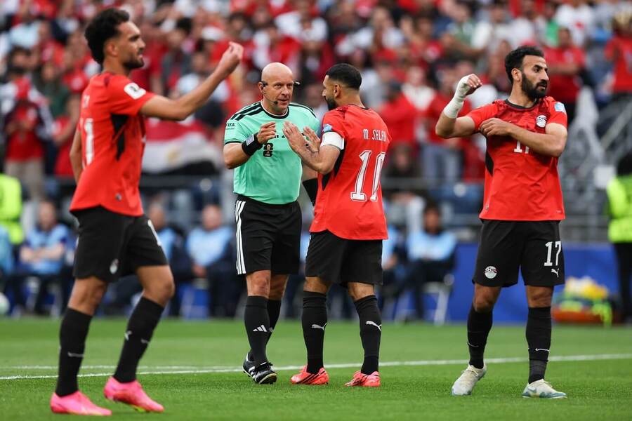 Egyptský lídr Salah v&nbsp;diskusi s&nbsp;rozhodčím