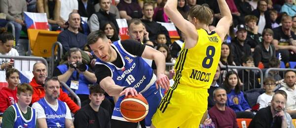 Český rozehráváč Ondřej Sehnal obchází švédského hráče Felixe Terinse