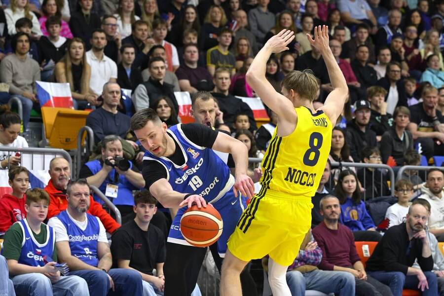 Český rozehráváč Ondřej Sehnal obchází švédského hráče Felixe Terinse