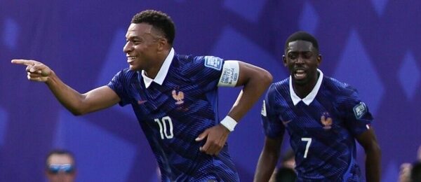 Kylian Mbappé a Ousmane Dembélé se radují z gólu
