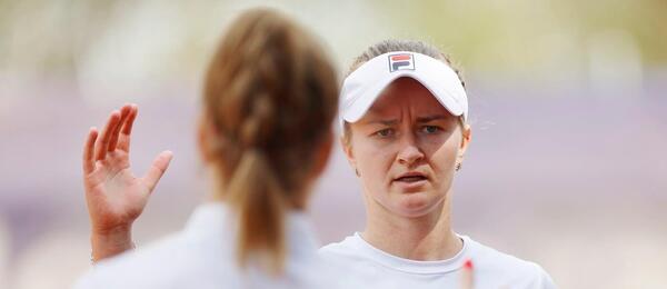 Karolína Muchová a Barbora Krejčíková před zápasem kvalifikace Billie Jean King Cupu 2023