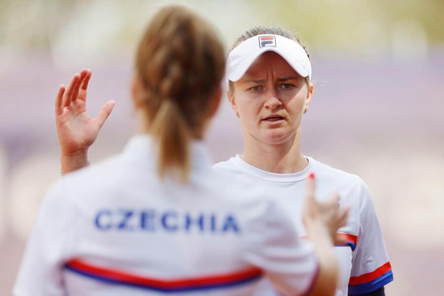 Karolína Muchová a&nbsp;Barbora Krejčíková před zápasem kvalifikace Billie Jean King Cupu 2023