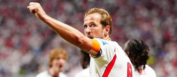 Anglický útočník Harry Kane slaví gól do sítě Konga