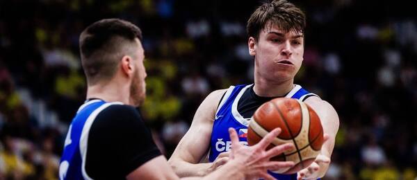 Martin Svoboda předává míč Ondřeji Sehnalovi