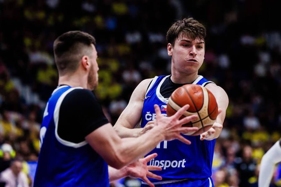 Martin Svoboda předává míč Ondřeji Sehnalovi