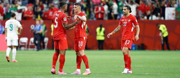 Granit Xhaka, Manuel Akanji a Ricardo Rodriguez mají radost z postupu do osmifinále