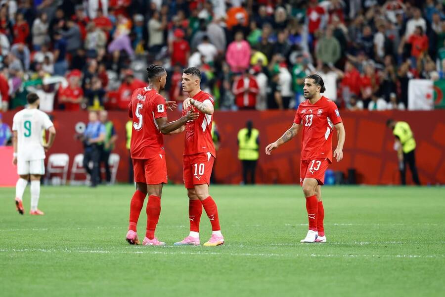 Granit Xhaka, Manuel Akanji a&nbsp;Ricardo Rodriguez mají radost z&nbsp;postupu do osmifinále