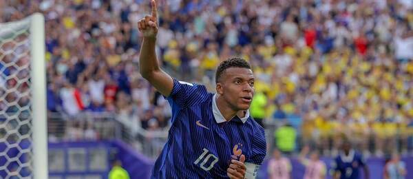 Kylian Mbappé slaví branku do sítě Švédska