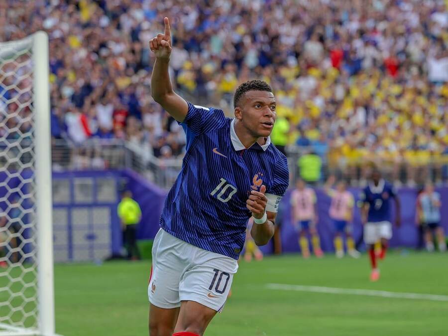 Kylian Mbappé slaví branku do sítě Švédska