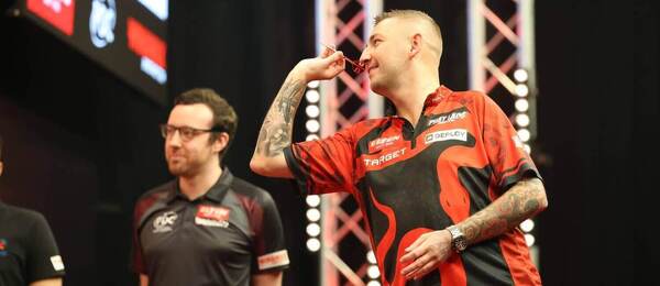 Britský šipkař Nathan Aspinall během zápasu PDC European Darts Open v německém Leverkusenu