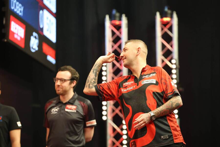 Britský šipkař Nathan Aspinall během zápasu PDC European Darts Open v&nbsp;německém Leverkusenu
