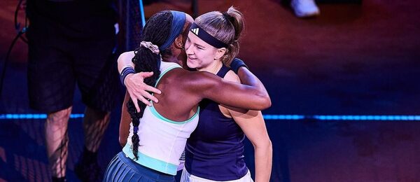 Coco Gauff a Karolína Muchová v objetí po čtvrtfinále na turnaji WTA Stuttgart