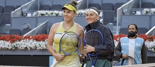 Linda Nosková a Marta Kostyuk před zápasem v Madridu