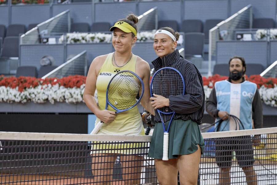 Linda Nosková a&nbsp;Marta Kostyuk před zápasem v&nbsp;Madridu