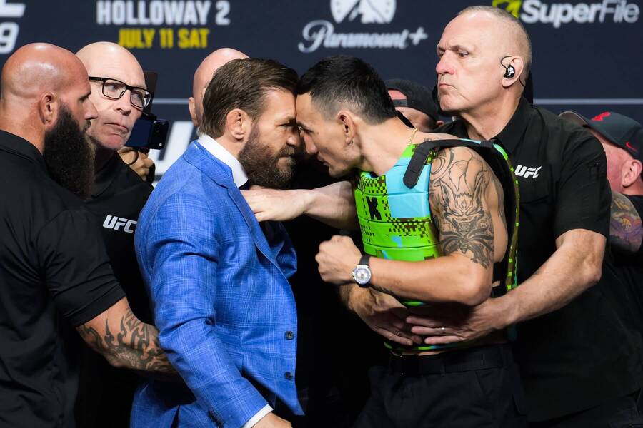 Conor McGregor a&nbsp;Max Holloway během staredownu na tiskové konferenci