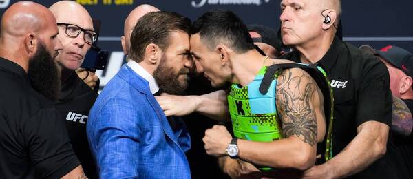 Conor McGregor a Max Holloway během staredownu na tiskové konferenci