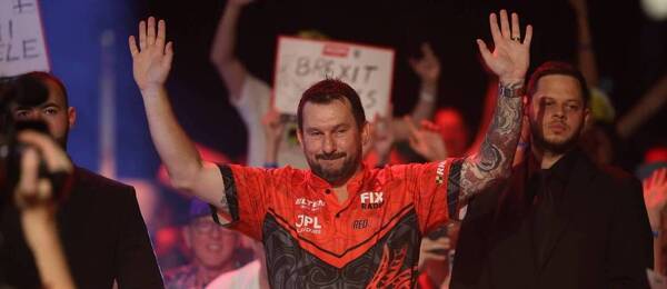 Šipkař Jonny Clayton nastupuje k zápasu na European Darts Open v Leverkusenu v Německu