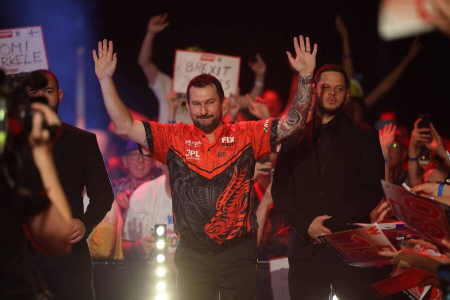 Šipkař Jonny Clayton nastupuje k&nbsp;zápasu na European Darts Open v&nbsp;Leverkusenu v&nbsp;Německu