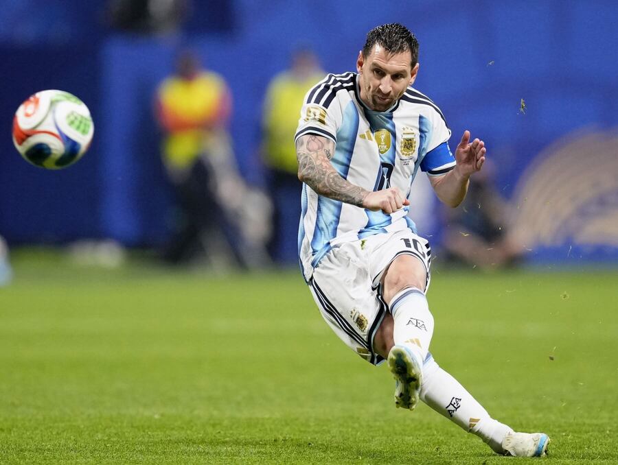 Lionel Messi vyslal střelu ze standardky v&nbsp;duelu proti Egyptu