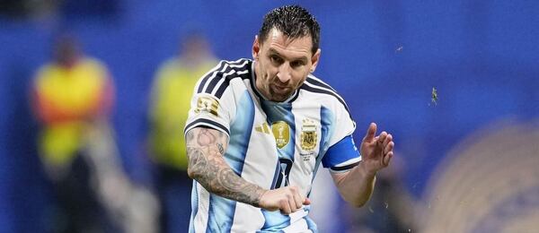 Lionel Messi vyslal střelu ze standardky v duelu proti Egyptu