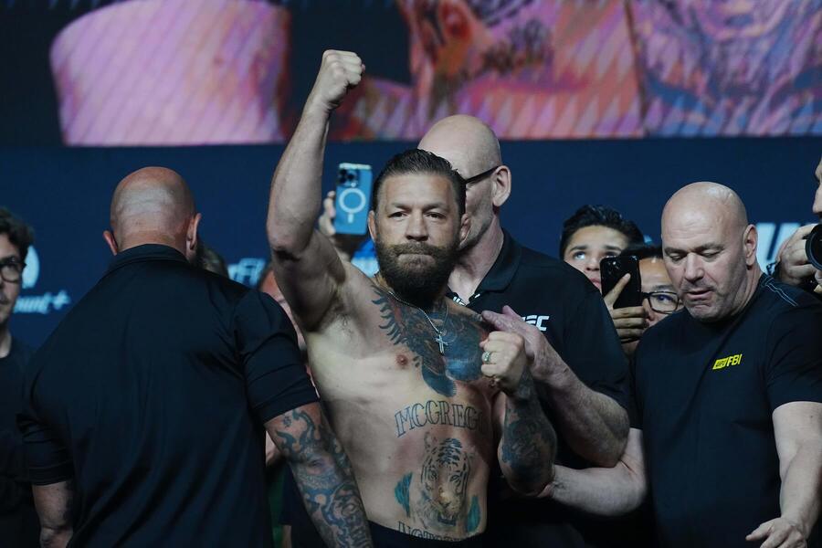 Conor McGregor na vážení před turnajem UFC 329