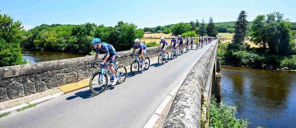 Peloton cyklistů během 8. etapy Tour de France 2026, dnešní 9. etapa nabídne mnohem víc výškových metrů
