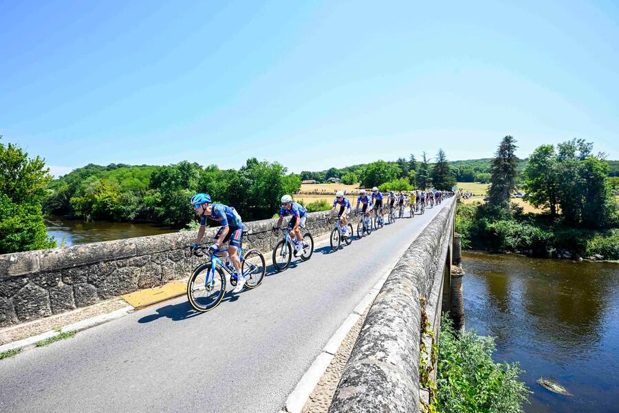 Peloton cyklistů během 8.&nbsp;etapy Tour de France 2026, dnešní 9.&nbsp;etapa nabídne mnohem víc výškových metrů
