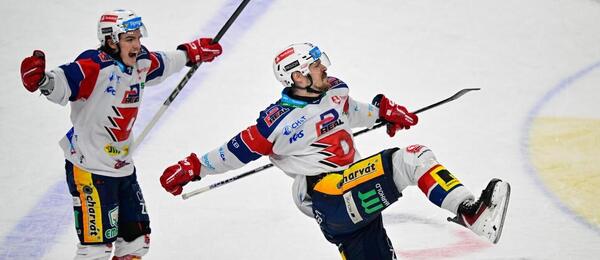Hokejisté Miguël Tourigny (vlevo) a Miloš Kelemen slaví gól Dynama Pardubice v zápase Tipsport extraligy ledního hokeje