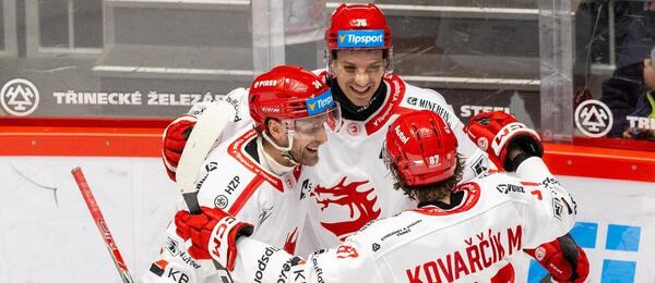 Hráči Třince oslavují branku, zleva Ondřej Kovařčík, Jakub Galvas a Michal Kovařčík